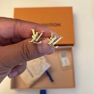SALE ! LV iconic earrings 300 on v e n m o this week only!